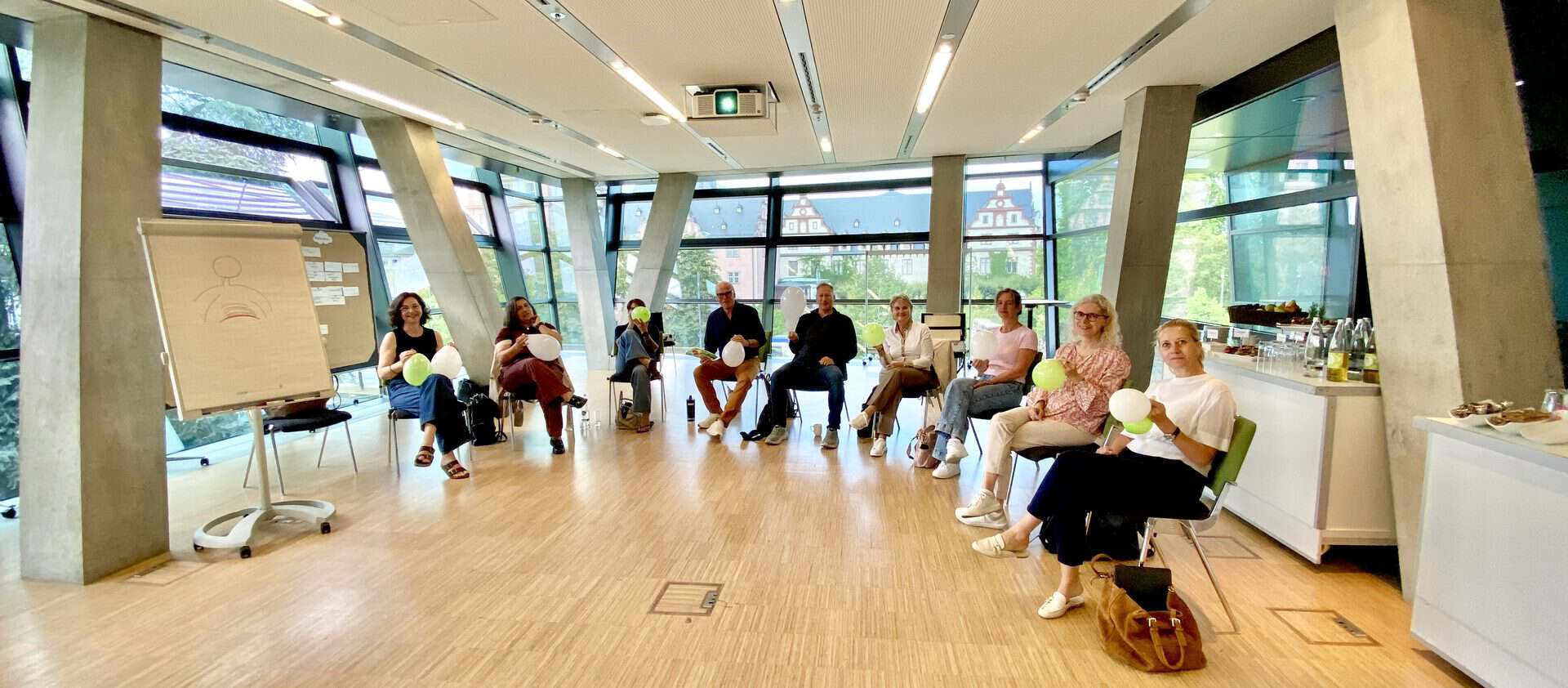 Gruppentraining: Teilnehmende im hellen Seminarraum