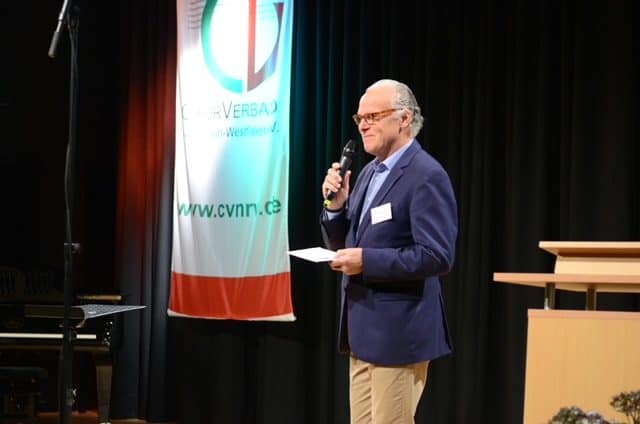 Rolf Schmitz-Malburg moderiert eine Veranstaltung des Chorverbands NRW