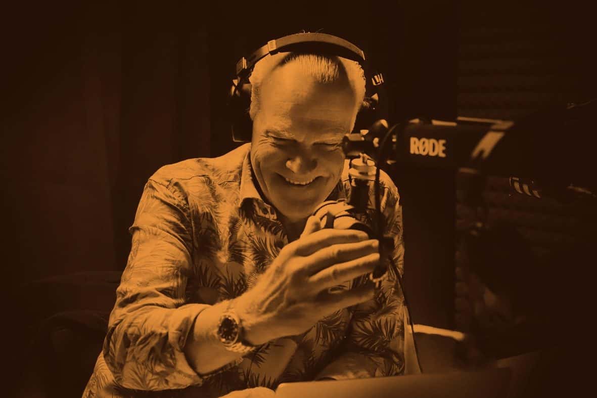 Rolf Schmitz-Malburg mit Kopfhörern am Mikrofon im Podcast-Studio