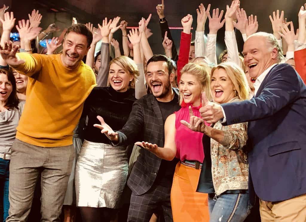 Rolf Schmitz-Malburg mit der Jury von „Der beste Chor im Westen“ und jubelndem Publikum